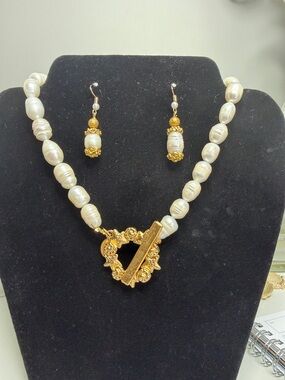 SUSAN SHAW Gold and White Baroque Pearl Necklace with Matching Earrings